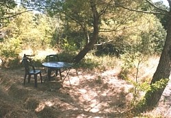 Sitzecke neben dem Ferienh&auml;uschen